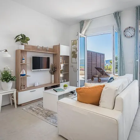 Jolara With Heated Pool Apartment