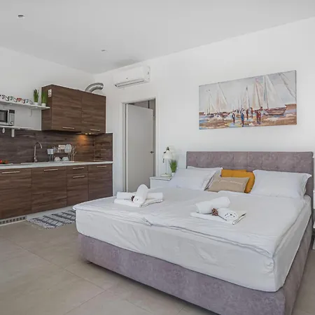 Jolara With Heated Pool Apartment Mimice